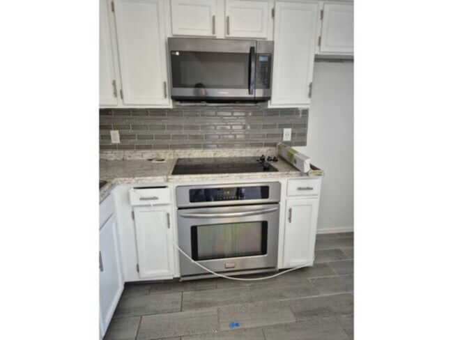 Building Photo - Townhouse