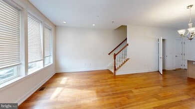 Building Photo - 909 Lakeview Ct