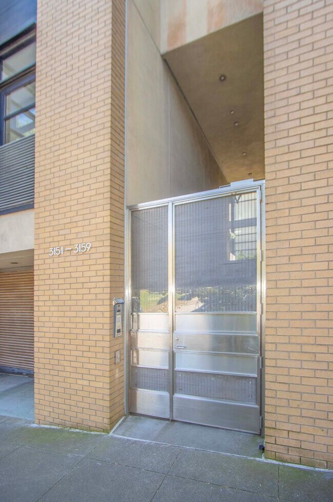 Building Photo - Stunning 4Bed/2.5ba Condo in Pacific Heights