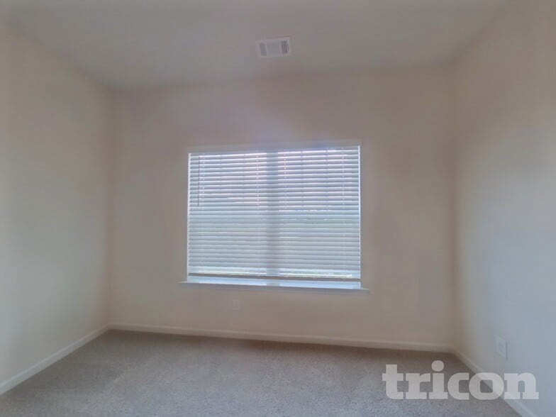 Building Photo - 1004 Claas Wy