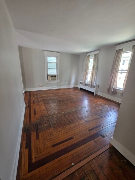 Building Photo - 207 York St