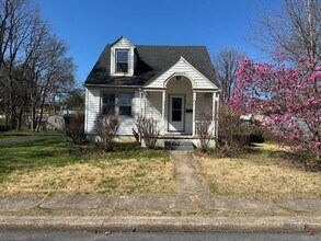 Building Photo - 219 Redwood St