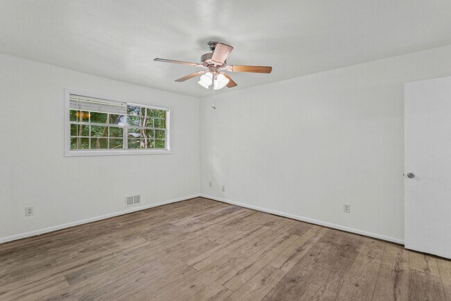 Building Photo - 6096 Hillpine Dr