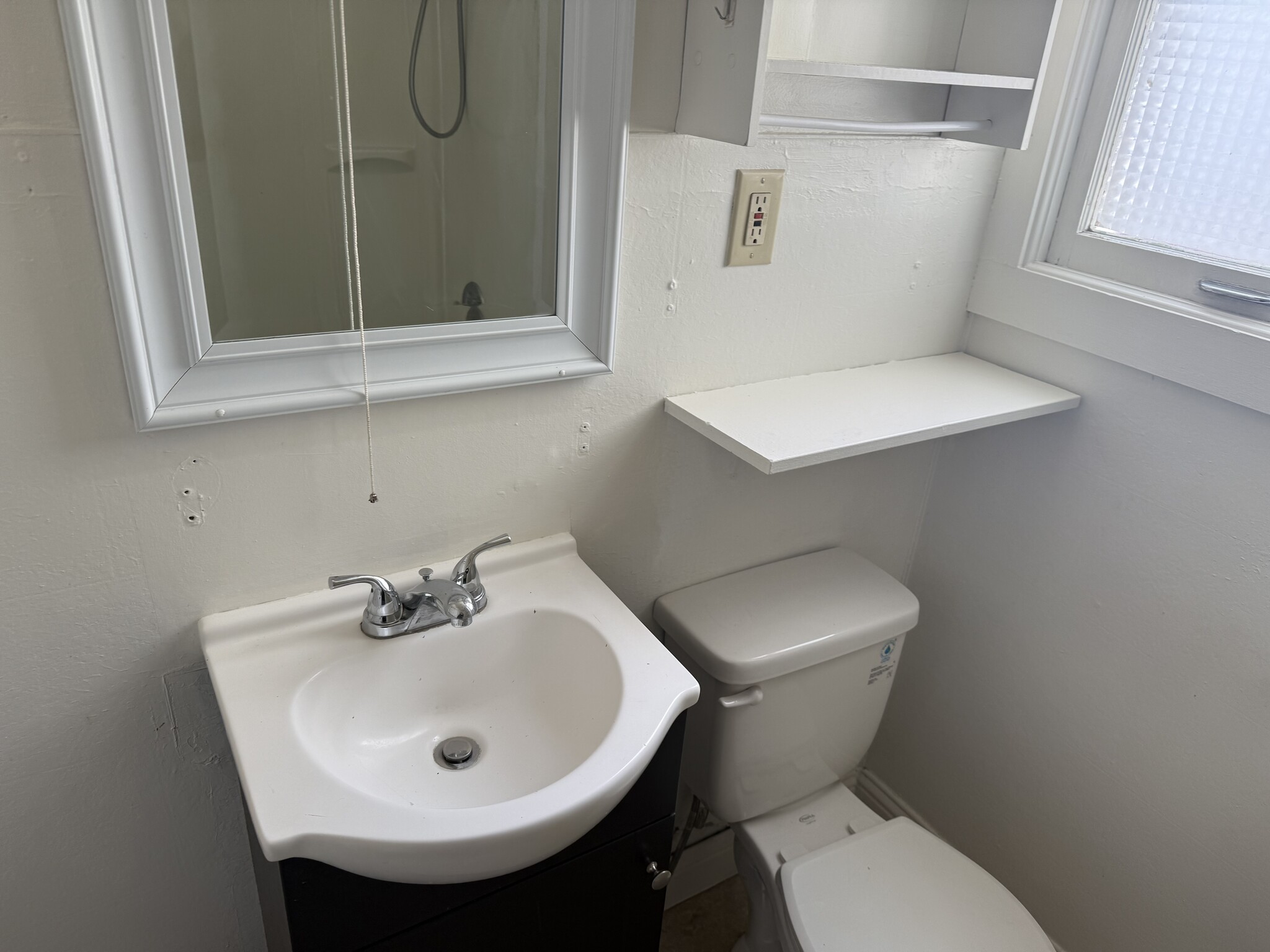 Building Photo - 907 Rood Ave