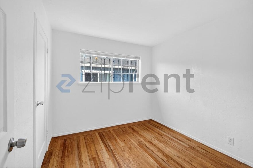 Building Photo - Unit