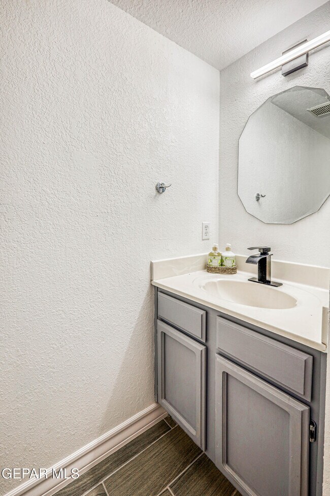 Building Photo - 7333 Golden Hawk Dr