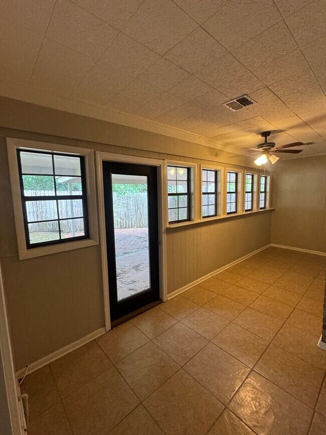 Building Photo - Beautiful home with over 2k square feet!