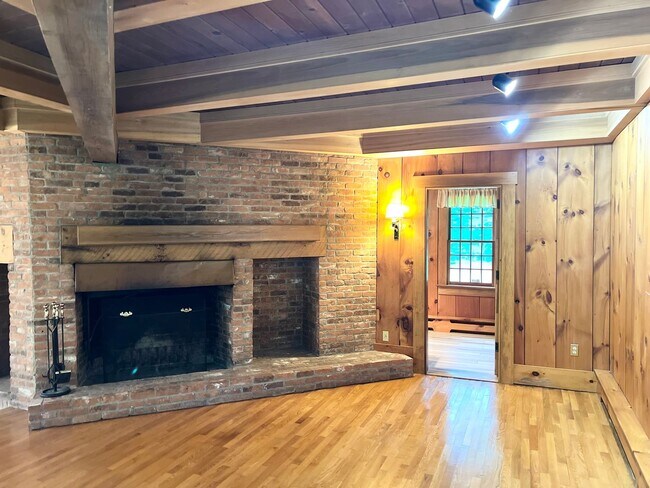 Building Photo - Private single family home for rent in East haddam