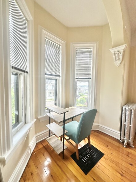 Building Photo - 573 Bloom St