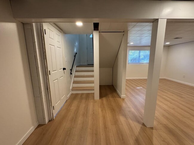 Building Photo - 111 Treeview Dr