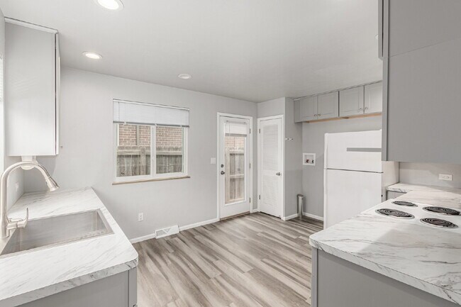 Building Photo - Lovely Two Bed one bath in Arvada for rent