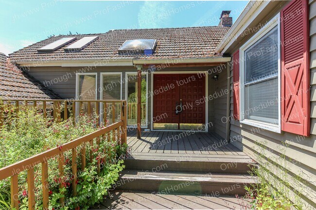 Building Photo - 7840 SW West Slope Dr