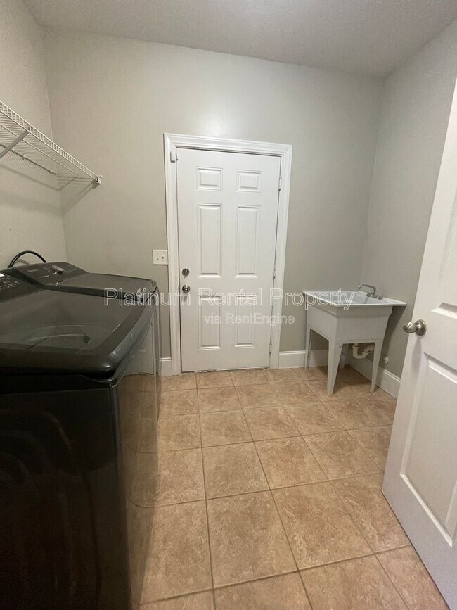 Building Photo - 1305 Smithdale Heights Dr