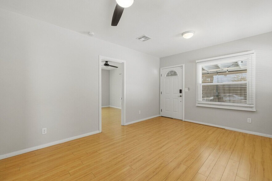 Building Photo - 10412 Eldora Ave