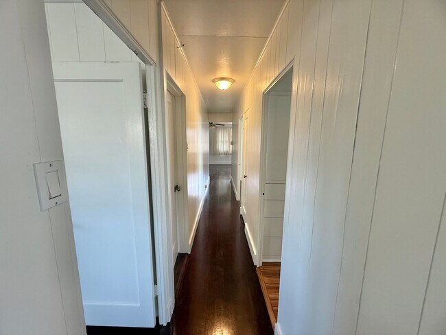 Building Photo - Partially Renovated 3 Bedroom / 2 Bathroom Main House – 1,400 Sq Ft