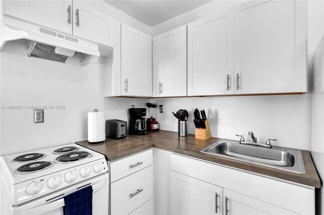 Building Photo - 925 SW 15th Ave