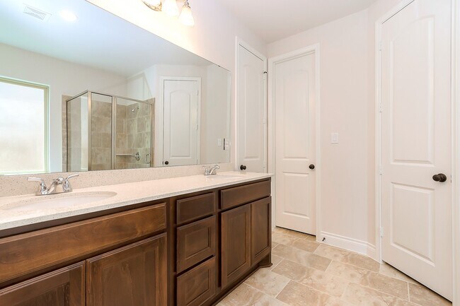 Building Photo - 3410 Willow Cres Ct