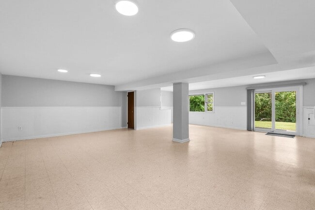 Building Photo - 5 Bed 3 Bath - Chevy Chase Rambler - Move ...