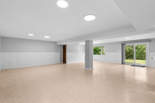 Building Photo - 5 Bed 3 Bath - Chevy Chase Rambler - Move IN Ready