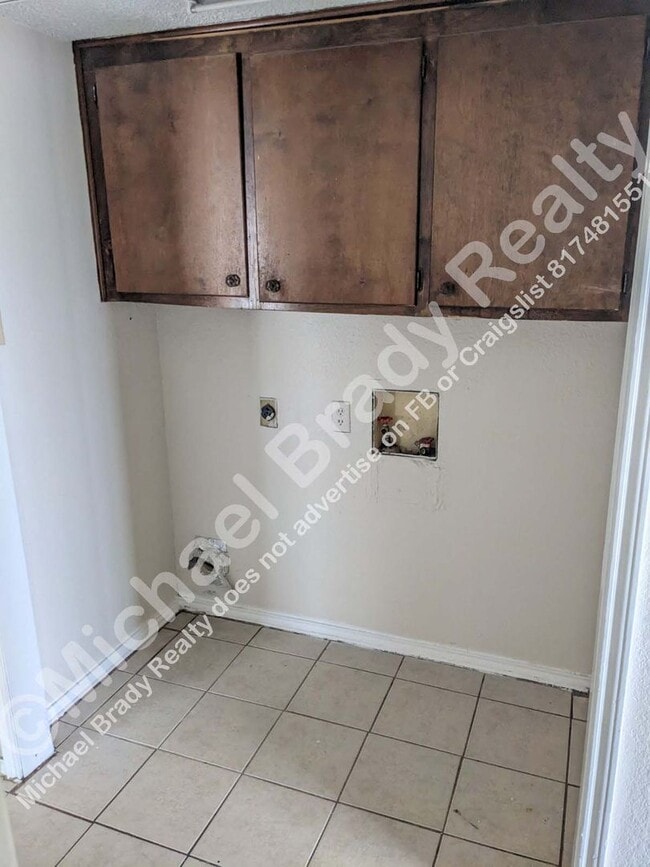 Building Photo - 3262 Matthews Dr