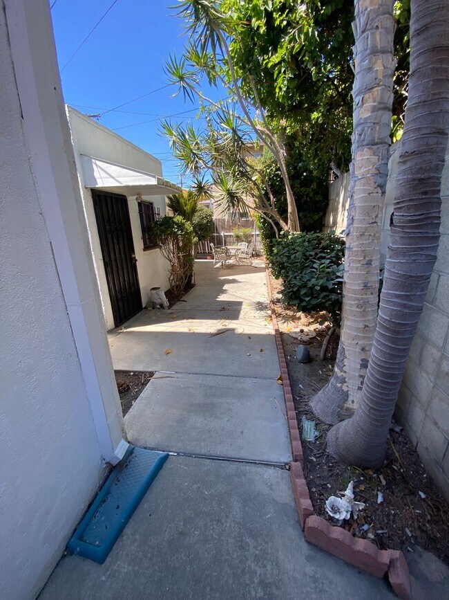 Building Photo - Cute 1 Bedroom 1 Bathroom Long Beach Apartment For Rent!