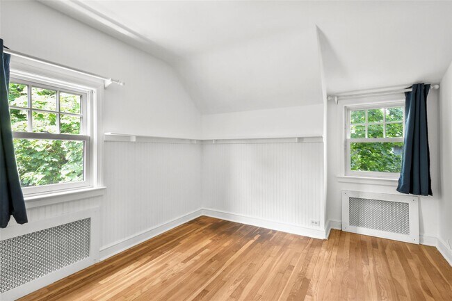 Building Photo - 721 Forest Ave