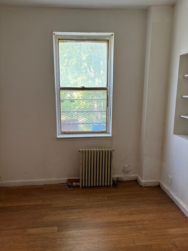 Bedroom - 1326 W Pratt St