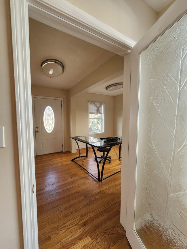 Building Photo - 533 Main St