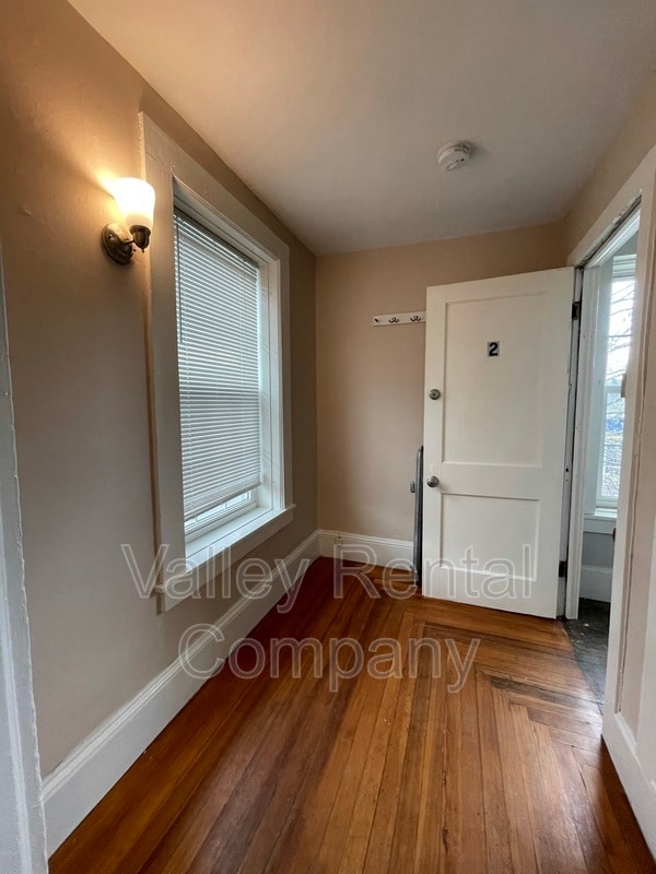 Building Photo - 200 King St