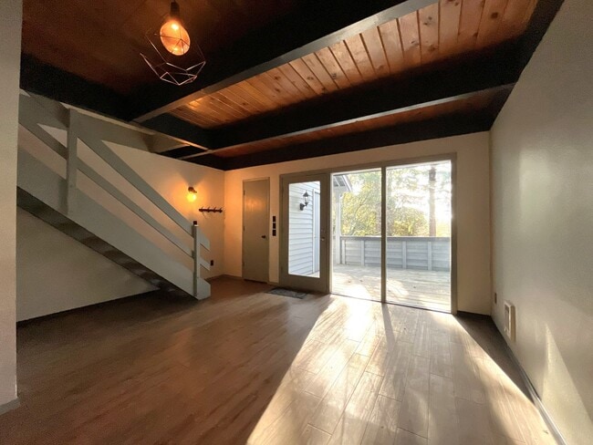 Building Photo - Cozy Portland Home with Spacious Living Room & Fenced Backyard