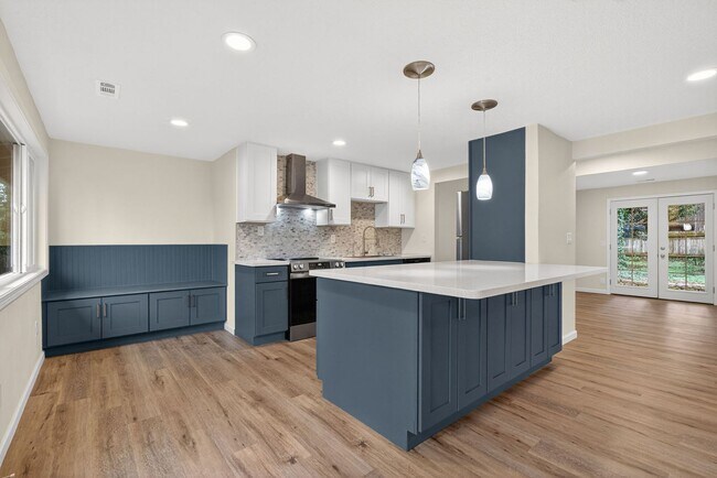 Building Photo - Updated 4BD Lake Oswego Home - Prime Location