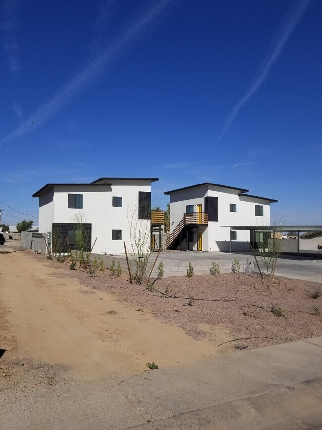 Building Photo - FANTASTIC FIRST FLOOR 2 BEDROOMS AND 1 BATHROOM PLUS PRIVATE BACKYARD