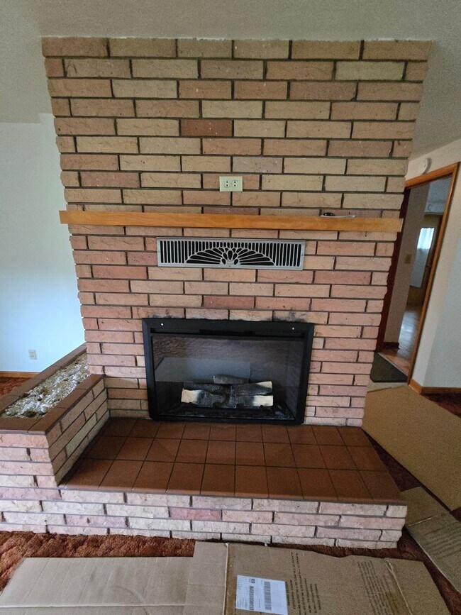 Building Photo - Pet Friendly 3 Bed / 2Bath Home with 2 Gar...