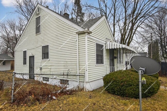 Building Photo - Charming Recently Renovated 3-Bedroom Bungalow in Detroit!