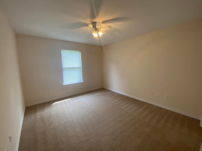 Building Photo - 2360 Crescent Rd