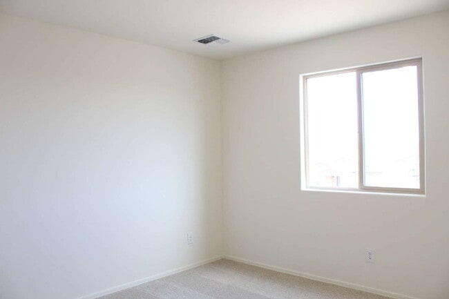 Building Photo - "Spacious 4-Bedroom with 2.5 Baths availab...