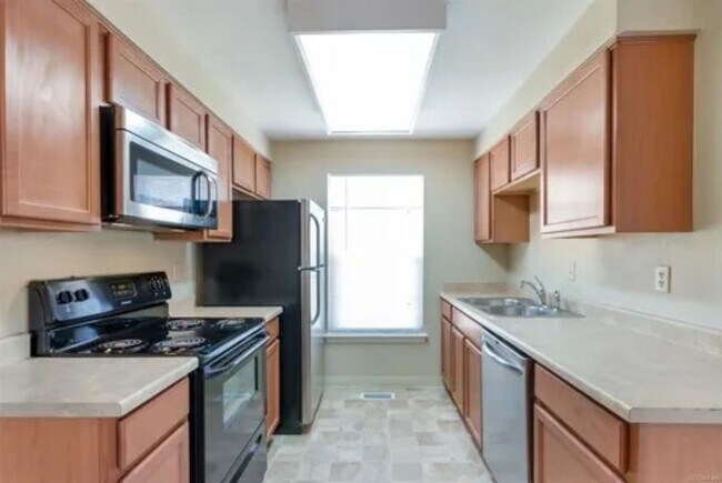Building Photo - Spacious Updated Ranch Style Condo