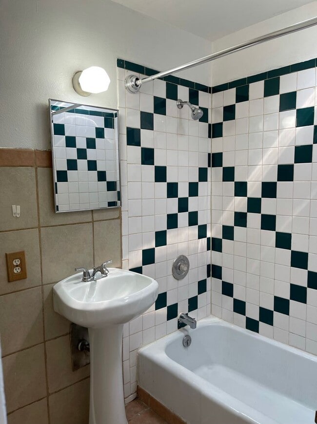 Building Photo - Cute 2 Bedroom Home on Arcadia for Rent