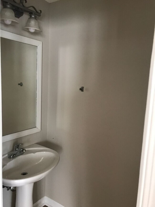 Building Photo - Great 3 Bedroom 2.5 Bath End Unit Townhome!