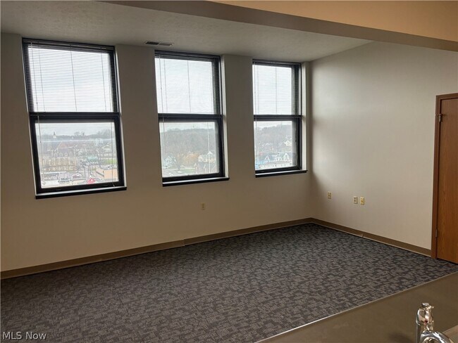 Building Photo - 59 Lincoln Way E