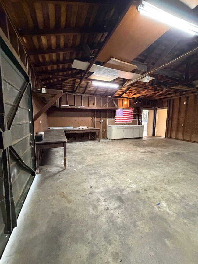 Building Photo - Large 3/3 Single-Family Home With Giant Yard