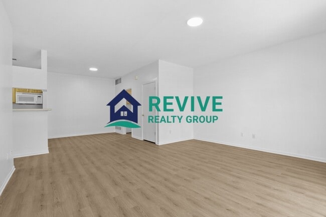 Building Photo - 15715 Parkway Ln