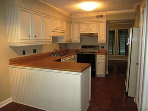 Building Photo - Perfect 2 bed 2.5 bath Lindley Park area T...