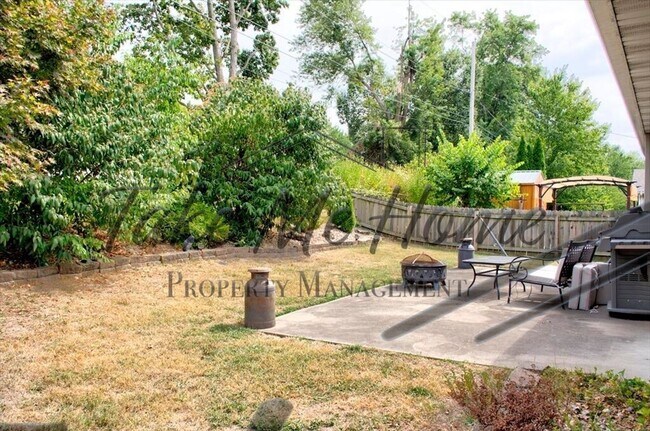 Building Photo - 3 Bedroom 2.5 Baths in Kickapoo District!