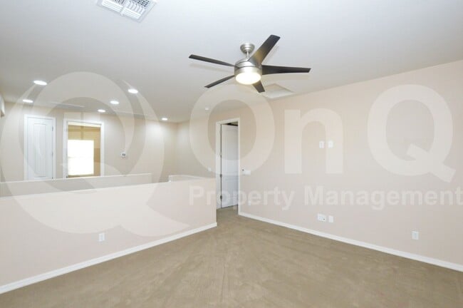 Building Photo - 1522 E Hummingbird Way