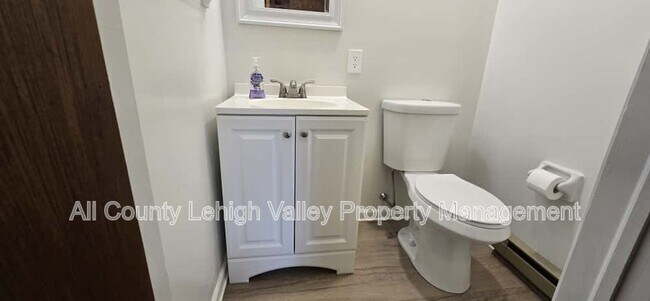 Building Photo - 405 S St George St