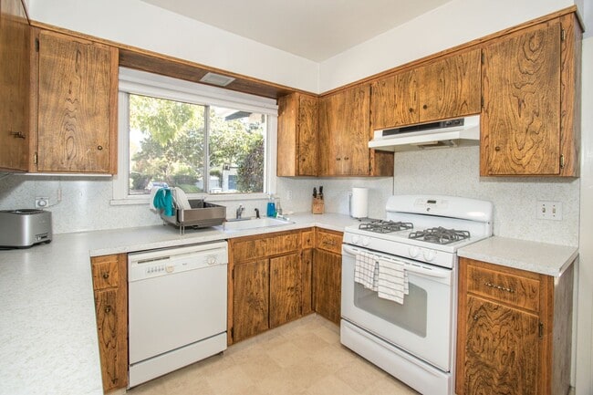 Building Photo - Charming Bungalow in Desirable Community Center Neighborhood!