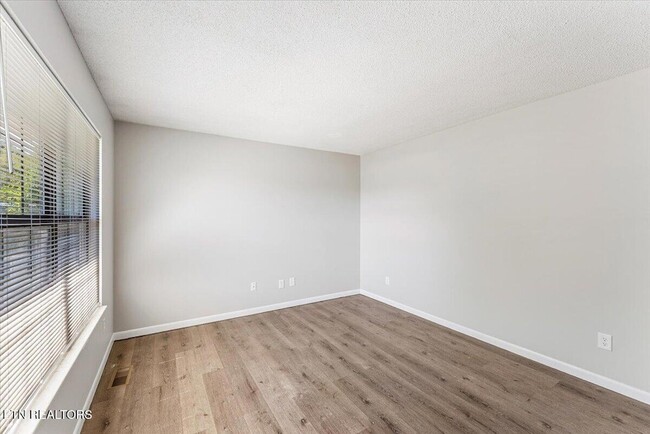 Building Photo - 5917 W Pine Ln