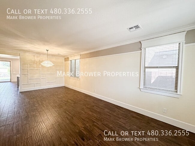 Building Photo - 1042 W Oleander Ave