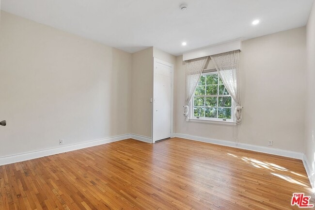 Building Photo - 420 S Beverwil Dr